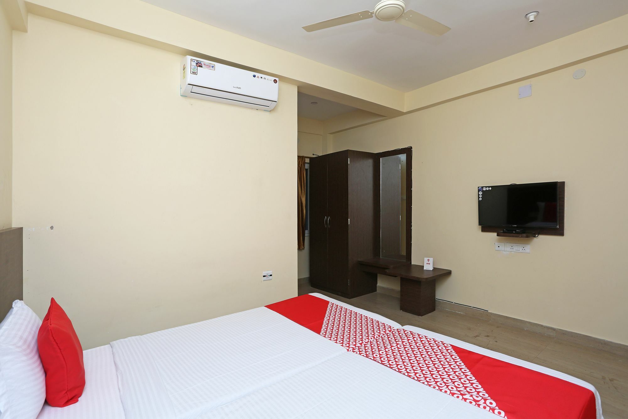 Oyo 11343 Hotel Sai International Bhubaneswar Exterior foto